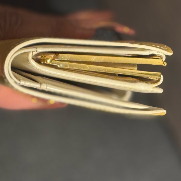 🌞🎉EUC Louis Vuitton Kiss Lock Wallet Coin purse Vernis Authentic-code MI0027. - Picture 6 of 12